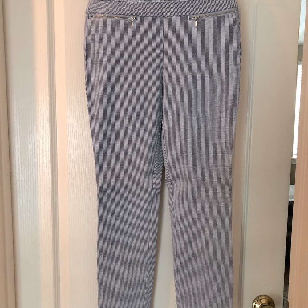 Candies Size M Seersucker cropped ankle length pull on pants.